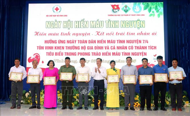 Khen thưởng các cá nhân có thành tích tiêu biểu trong phong trào hiến máu tình nguyện. Ảnh: Lê Thúy Hằng – TTXVN. 