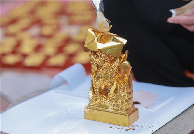 Dù thay đổi nguyên liệu, quy trình vẫn tuân thủ nghiêm ngặt kỹ thuật truyền thống, đảm bảo đường nét tinh xảo và giữ trọn vẻ đẹp vàng son đặc trưng. Ảnh: Phan Phương – TTXVN