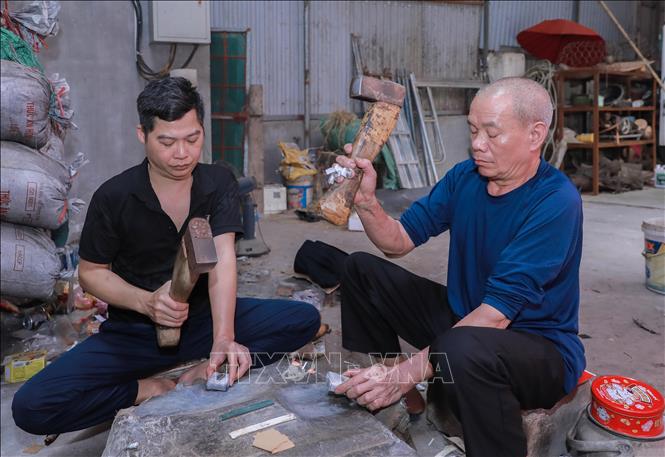 Tại làng Kiêu Kỵ, các nghệ nhân vẫn miệt mài nhịp búa giã quỳ, bền bỉ giữ lửa nghề truyền thống. Ảnh: Phan Phương – TTXVN