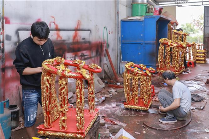 Cơ sở của nghệ nhân Lê Bá Chiếu khéo léo sử dụng vàng công nghiệp nhằm tối ưu chi phí. Dù thay đổi nguyên liệu, quy trình vẫn tuân thủ nghiêm ngặt kỹ thuật truyền thống, đảm bảo đường nét tinh xảo và giữ trọn vẻ đẹp vàng son đặc trưng. Ảnh: Phan Phương – TTXVN