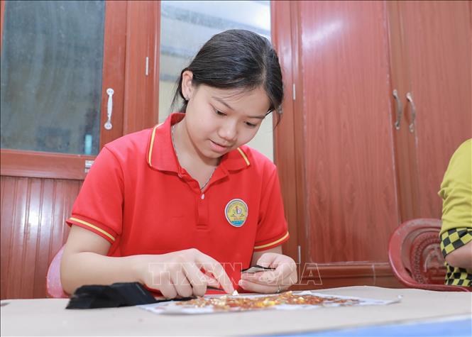 Em Nguyễn Phương Anh, học sinh lớp 8 đã có 7 năm phụ giúp gia đình làm nghề ngoài giờ học, tiếp nối truyền thống nhiều đời để gìn giữ nghề của làng. Ảnh: Phan Phương – TTXVN