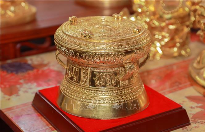 Các sản phẩm được dát vàng tinh xảo, sang trọng không chỉ nâng cao giá trị thẩm mỹ và kinh tế mà còn góp phần tôn vinh giá trị văn hóa truyền thống. Ảnh: Phan Phương – TTXVN