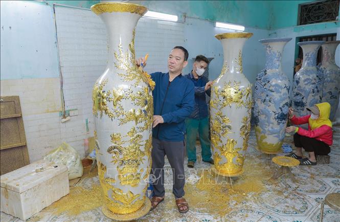 Với đôi bàn tay khéo léo, người thợ tỉ mỉ chỉnh sửa từng chi tiết, bảo đảm lớp vàng được dát lên linh vật chính xác, liền mạch, hài hòa, góp phần nâng cao giá trị thẩm mỹ và chất lượng hoàn thiện của sản phẩm. Ảnh: Phan Phương – TTXVN