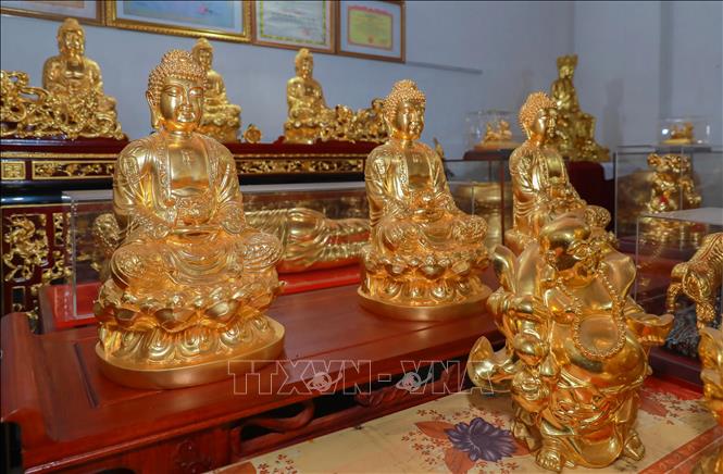 Các sản phẩm được dát vàng trở nên tinh xảo, sang trọng hơn, không chỉ nâng cao giá trị thẩm mỹ và kinh tế mà còn góp phần tôn vinh giá trị văn hóa truyền thống. Ảnh: Phan Phương – TTXVN