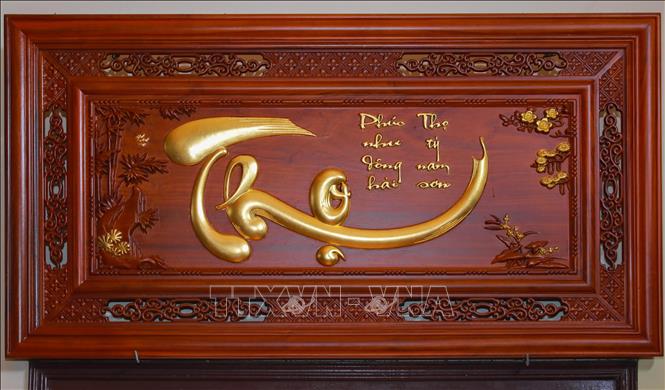 Các sản phẩm được dát vàng trở nên tinh xảo, sang trọng hơn, không chỉ nâng cao giá trị thẩm mỹ và kinh tế mà còn góp phần tôn vinh giá trị văn hóa truyền thống. Ảnh: Phan Phương – TTXVN