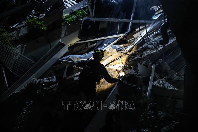 Lực lượng cứu hộ làm nhiệm vụ tại hiện trường vụ tấn công bằng tên lửa của Iran xuống thành phố Haifa, miền Bắc Israel ngày 5/4/2026. Ảnh: THX/TTXVN