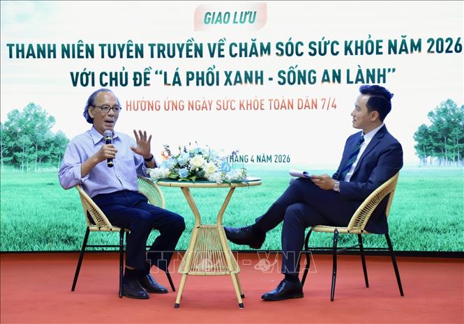 Tọa đàm với PGS.TS Phùng Hòa Bình (Nguyên trưởng bộ môn dược học cổ truyền, trường Đại Học Dược Hà Nội). Ảnh: Lê Ngọc/TTXVN phát