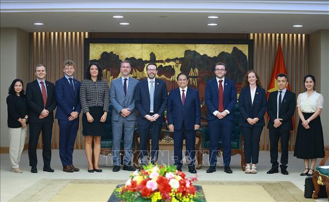Thủ tướng Phạm Minh Chính với Đại sứ Liên hiệp Vương quốc Anh và Bắc Ireland Iain Frew và các thành viên Đại sứ quán. Ảnh: Dương Giang-TTXVN