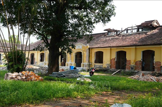 Nhà Học tả thuộc Di tích Quốc Tử Giám trong Kinh thành Huế đang tiến hành trùng tu. Ảnh: Nguyên Lý - TTXVN