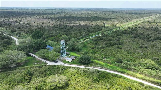 Điểm lắp đặt 2 camera, mỗi camera gồm 1 ống kính ảnh nhiệt và 1 ống kính quang học với góc quay giám sát 180 độ, trong phạm vi 5km, hoạt động 24/7. Ảnh: Vũ Sinh – TTXVN