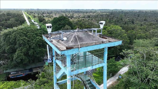 Điểm lắp đặt 2 camera, mỗi camera gồm 1 ống kính ảnh nhiệt và 1 ống kính quang học với góc quay giám sát 180 độ, trong phạm vi 5km, hoạt động 24/7. Ảnh: Vũ Sinh – TTXVN