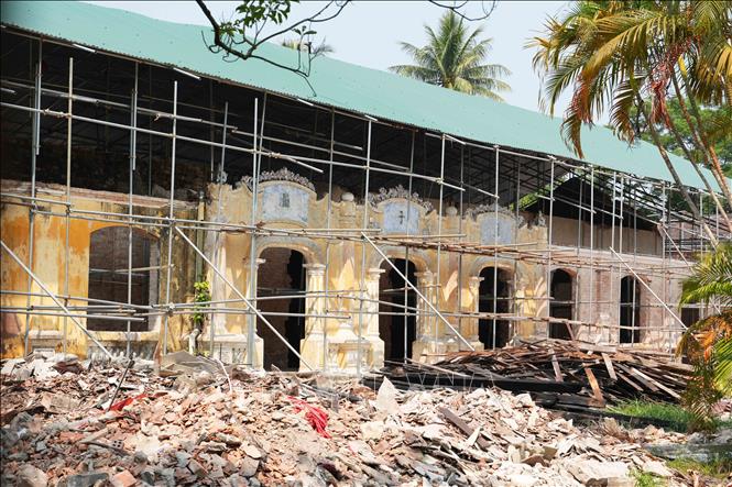 Nhà Học hữu thuộc Di tích Quốc Tử Giám trong Kinh thành Huế đang tiến hành trùng tu. Ảnh: Nguyên Lý - TTXVN