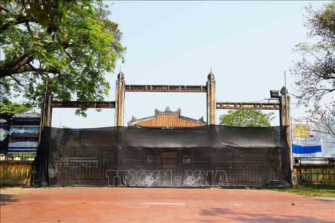 Cổng Tam quan thuộc Di tích Quốc Tử Giám trong Kinh thành Huế được rào chắn phục vụ trùng tu. Ảnh: Nguyên Lý - TTXVN