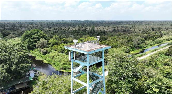 Điểm lắp đặt 2 camera, mỗi camera gồm 1 ống kính ảnh nhiệt và 1 ống kính quang học với góc quay giám sát 180 độ, trong phạm vi 5km, hoạt động 24/7. Ảnh: Vũ Sinh – TTXVN