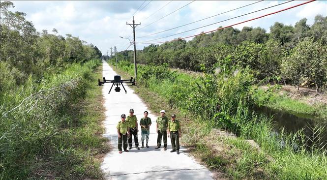 Lực lượng Kiểm lâm và lực lượng bảo vệ rừng sử dụng thiết bị bay không người lái (flycam) giám sát trong khu vực vườn quốc gia U Minh Hạ, tỉnh Cà Mau. Ảnh: Vũ Sinh – TTXVN