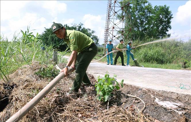 Lực lượng Kiểm lâm và lực lượng bảo vệ rừng vận hành máy bơm nước phục vụ phòng chống cháy rừng ở vườn quốc gia U Minh Hạ, tỉnh Cà Mau. Ảnh: Vũ Sinh – TTXVN