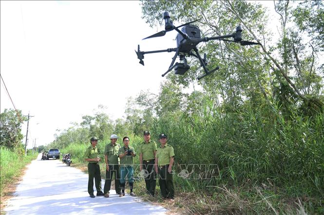 Lực lượng Kiểm lâm và lực lượng bảo vệ rừng, sử dụng thiết bị bay không người lái (flycam) giám sát trong khu vực vườn quốc gia U Minh Hạ, tỉnh Cà Mau. Ảnh: Vũ Sinh – TTXVN