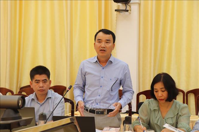 Đại diện Ban Quản lý Trung ương các dự án Thủy lợi giải đáp các ý kiến đánh giá, xem xét của thành viên Hội đồng thẩm đinh. Ảnh: Thu Hiền - TTXVN