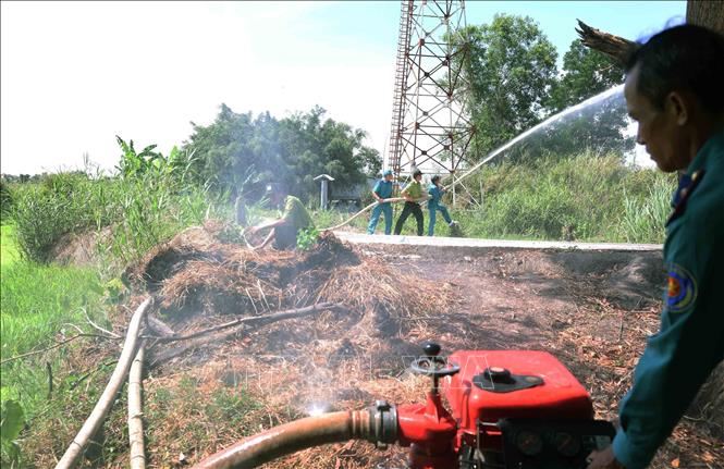 Lực lượng Kiểm lâm và lực lượng bảo vệ rừng vận hành máy bơm nước phục vụ phòng chống hỏa hoạn ở vườn quốc gia U Minh Hạ, tỉnh Cà Mau. Ảnh: Vũ Sinh – TTXVN