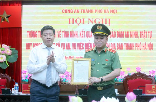 Phó Chủ tịch Thường trực UBND thành phố Hà Nội trao Thư khen của Thủ tướng Chính phủ cho Công an thành phố Hà Nội vì đã có thành tích xuất sắc triệt phá nhiều vụ án điển hình. Ảnh: Phạm Kiên - TTXVN
