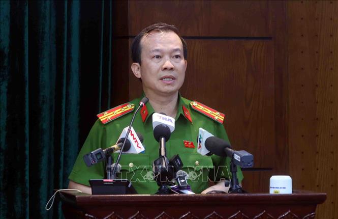 Đại tá Trần Thanh Tùng, Chánh Văn phòng Cơ quan cảnh sát điều tra, Công an thành phố Hà Nội thông tin tới các cơ quan báo chí về một số vụ án, vụ việc điển hình trên địa bàn Thủ đô. Ảnh: Phạm Kiên - TTXVN