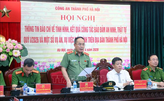 Trung tướng Nguyễn Thanh Tùng, Giám đốc Công an thành phố Hà Nội thông tin tới các cơ quan báo chí về về tình hình, kết quả công tác bảo đảm an ninh, trật tự Quý I/2026 và một số vụ án, vụ việc điển hình trên địa bàn thành phố Hà Nội. Ảnh: Phạm Kiên - TTXVN