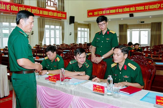 Kiểm tra hệ thống văn kiện Công tác đảng, Công tác chính trị trong tác chiến “Vòm phòng không bền vững”. Ảnh: Trung Kiên - TTXVN
