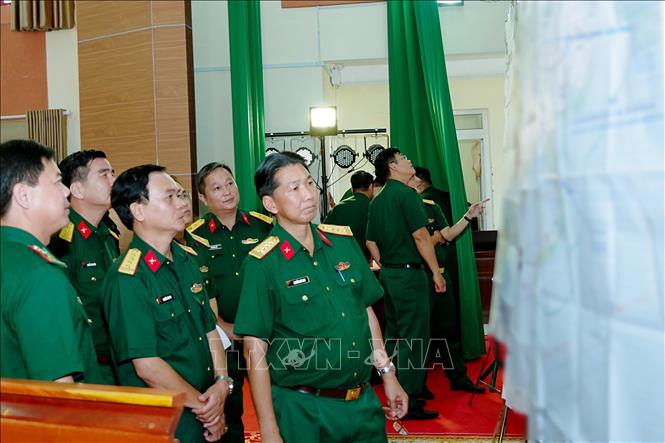 Đoàn công tác kiểm tra kế hoạch tác chiến “vòm phòng không bền vững” của Ban chỉ huy Bộ đội Biên phòng thành phố Cần Thơ. Ảnh: Trung Kiên - TTXVN