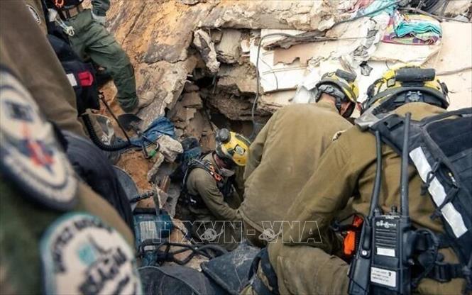 Lực lượng tìm kiếm và cứu nạn Israel đang làm việc tại hiện trường một tòa nhà dân cư bị phá hủy do tên lửa Iran tấn công trả đũa ở thành phố Haifa ngày 6/4/2026. Ảnh: TTXVN phát