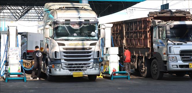 Tại Hàn Quốc, các biện pháp tập trung vào tiết kiệm năng lượng và điều tiết nhu cầu sử dụng nhiên liệu. Trong ảnh: Một trạm xăng ở Incheon, Hàn Quốc. Ảnh: Yonhap/TTXVN