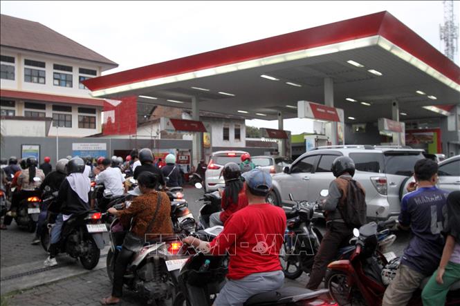 Người dân xếp hàng chờ mua xăng tại một trạm xăng ở Surakarta, Trung Java, Indonesia. Ảnh: THX/TTXVN