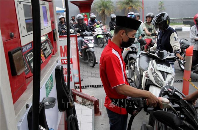Người dân mua xăng tại một trạm xăng ở Surakarta, Trung Java, Indonesia. Ảnh: THX/TTXVN