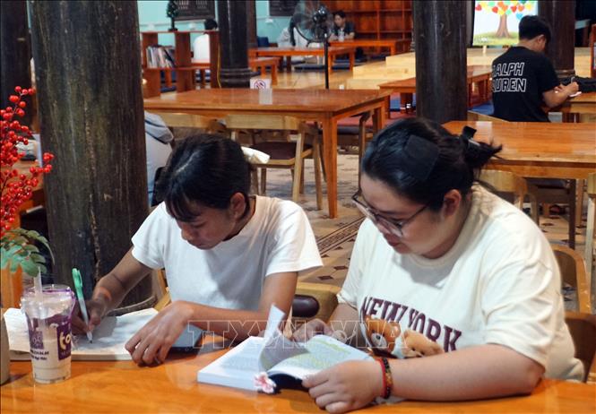 Sinh viên Hà Quý Trân đang học tập, nghiên cứu tại Thư viện trường. Ảnh: Trịnh Bang Nhiệm - TTXVN