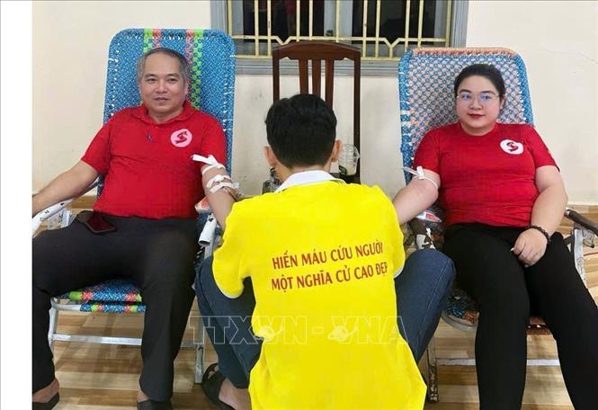 Hà Quý Trân tham gia hiến máu cứu người. Ảnh: Trịnh Bang Nhiệm - TTXVN