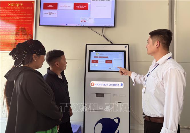 Cán bộ xã biên giới Lũng Cú (Tuyên Quang) hướng dẫn cho người dân thực hiện thủ tục hành chính qua công nghệ số. Ảnh: Đức Thọ - TTXVN