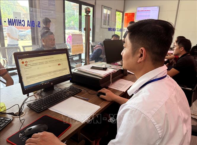 Giải quyết thủ tục hành chính trực tuyến cho người dân xã biên giới Lũng Cú (Tuyên Quang). Ảnh: Đức Thọ - TTXVN