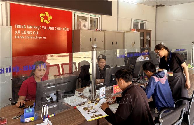 Giải quyết thủ tục hành chính trực tuyến cho người dân xã biên giới Lũng Cú (Tuyên Quang). Ảnh: Đức Thọ - TTXVN
