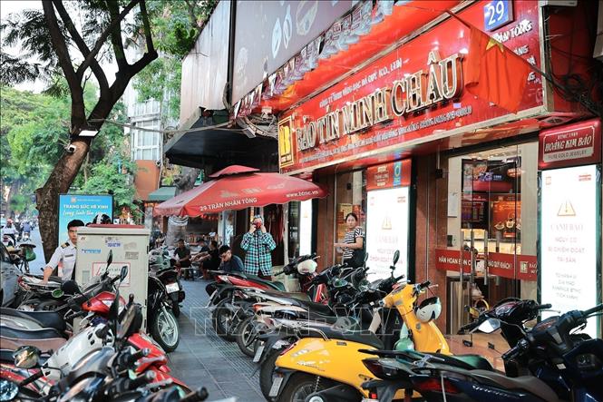 Cơ quan Cảnh sát điều tra, Công an TP Hà Nội đã ra quyết định định khởi tố vụ án, khởi tố bị can đối với đối tượng Vũ Minh Châu, Vũ Minh Tú và 2 nhân viên kế toán của Công ty TNHH Bảo Tín Minh Châu về tội Vi phạm quy định về kế toán gây hậu quả nghiêm trọng. Trong ảnh: Cừa hàng kinh doanh của Công ty TNHH Bảo Tín Minh Châu trên phố Trần Nhân Tông, phường Hai Bà Trưng, Hà Nội. Ảnh: TTXVN  