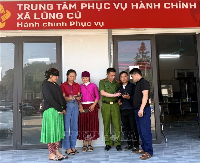 Lực lượng Công an xã biên giới Lũng Cú (Tuyên Quang) hướng dẫn cho người dân thực hiện thủ tục hành chính qua công nghệ số. Ảnh: Đức Thọ - TTXVN