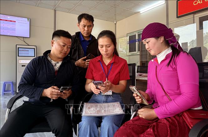 Cán bộ xã biên giới Lũng Cú (Tuyên Quang) hướng dẫn cho người dân thực hiện thủ tục hành chính qua công nghệ số. Ảnh: Đức Thọ - TTXVN