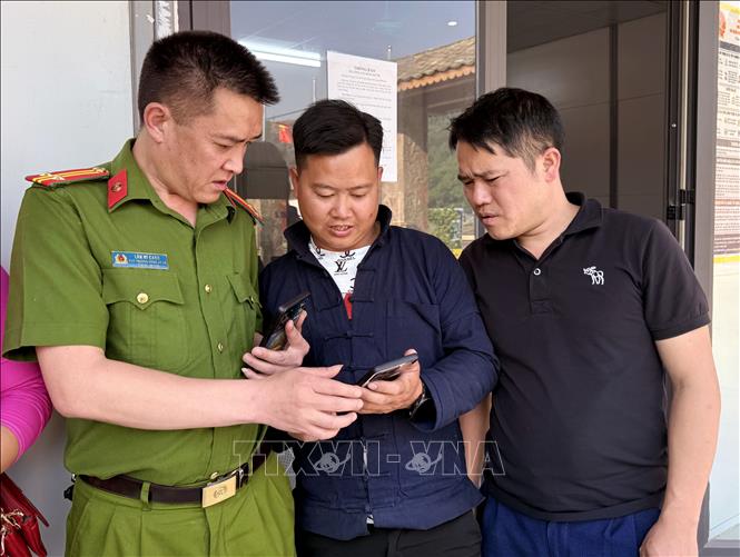 Lực lượng Công an xã biên giới Lũng Cú (Tuyên Quang) hướng dẫn cho người dân thực hiện thủ tục hành chính qua công nghệ số. Ảnh: Đức Thọ - TTXVN