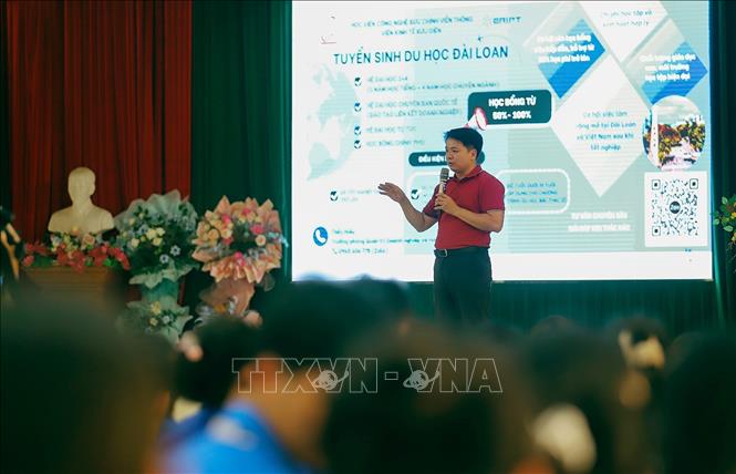 Đại diện các đơn vị giao lưu chia sẻ cùng các học sinh tại chương trình. Ảnh: Trọng Đạt-TTXVN