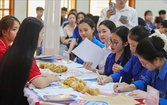 Học sinh Sơn La được tiếp cận, tư vấn những thông tin chính thống, cập nhật về phương thức tuyển sinh, ngành nghề đào tạo, cơ hội việc làm tại chương trình. Ảnh: Trọng Đạt-TTXVN
