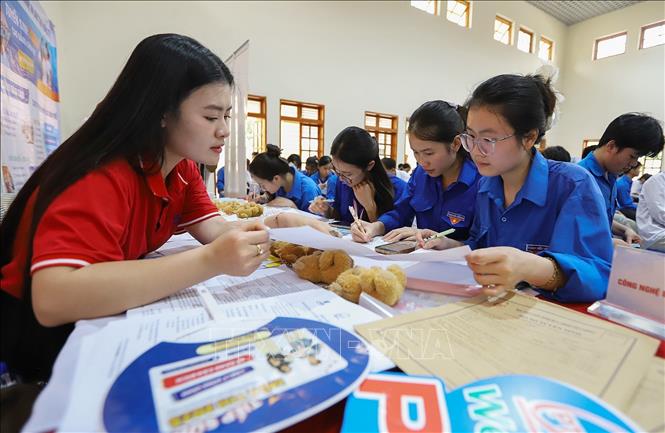 Học sinh Sơn La được tiếp cận, tư vấn những thông tin chính thống, cập nhật về phương thức tuyển sinh, ngành nghề đào tạo, cơ hội việc làm tại chương trình. Ảnh: Trọng Đạt-TTXVN
