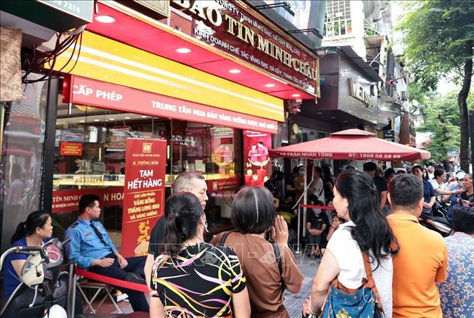 Cơ quan Cảnh sát điều tra, Công an TP Hà Nội đã ra quyết định định khởi tố vụ án, khởi tố bị can đối với đối tượng Vũ Minh Châu, Vũ Minh Tú và 2 nhân viên kế toán của Công ty TNHH Bảo Tín Minh Châu về tội Vi phạm quy định về kế toán gây hậu quả nghiêm trọng. Trong ảnh: Cừa hàng kinh doanh của Công ty TNHH Bảo Tín Minh Châu trên phố Trần Nhân Tông, phường Hai Bà Trưng, Hà Nội. Ảnh: TTXVN  