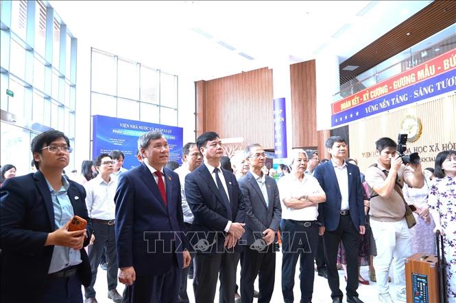 Các đại biểu tham quan Khu trưng bày thành tựu nghiên cứu khoa học với chủ đề “Vững nền tảng – Sáng tương lai” tại trụ sở Viện Hàn lâm Khoa học xã hội Việt Nam, số 1 Liễu Giai, Hà Nội. Ảnh: Thanh Hương - TTXVN