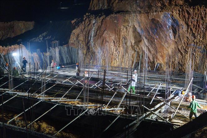 Với người dân xã biên giới Hùng Sơn (thành phố Đà Nẵng) hình ảnh công trường sáng đèn đến đêm muộn trong thời gian qua không chỉ phản ánh sự khẩn trương của đơn vị thi công mà còn mang đến nhiều kỳ vọng về diện mạo mới cho giáo dục địa phương. Ảnh: Khoa Chương - TTXVN