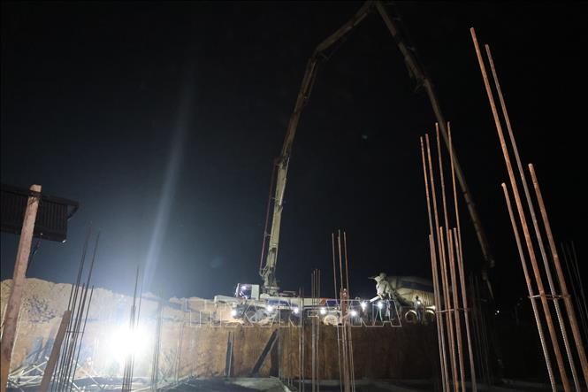 Với người dân xã biên giới Hùng Sơn (thành phố Đà Nẵng) hình ảnh công trường sáng đèn đến đêm muộn trong thời gian qua không chỉ phản ánh sự khẩn trương của đơn vị thi công mà còn mang đến nhiều kỳ vọng về diện mạo mới cho giáo dục địa phương. Ảnh: Khoa Chương - TTXVN