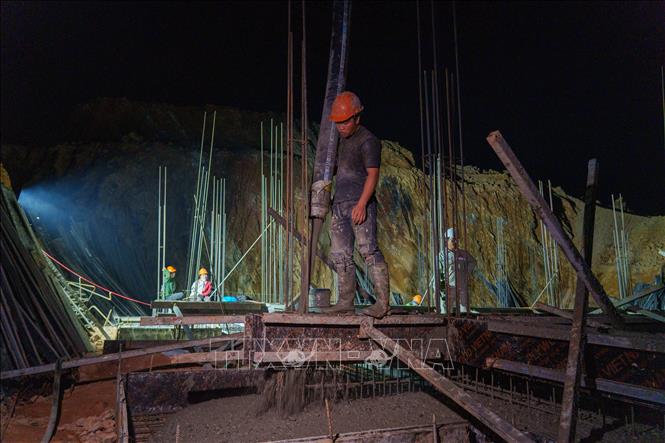Lực lượng công nhân được huy động làm việc xuyên đêm nhằm đảm bảo tiến độ xây dựng tại Trường phổ thông nội trú liên cấp Tiểu học - Trung học cơ sở Hùng Sơn (thôn Abanh 1, xã Hùng Sơn, thành phố Đà Nẵng). Ảnh: Khoa Chương - TTXVM