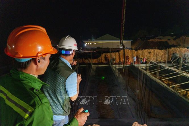 Lực lượng công nhân được huy động làm việc xuyên đêm nhằm đảm bảo tiến độ xây dựng tại Trường phổ thông nội trú liên cấp Tiểu học - Trung học cơ sở Hùng Sơn (thôn Abanh 1, xã Hùng Sơn, thành phố Đà Nẵng). Ảnh: Khoa Chương - TTXVM